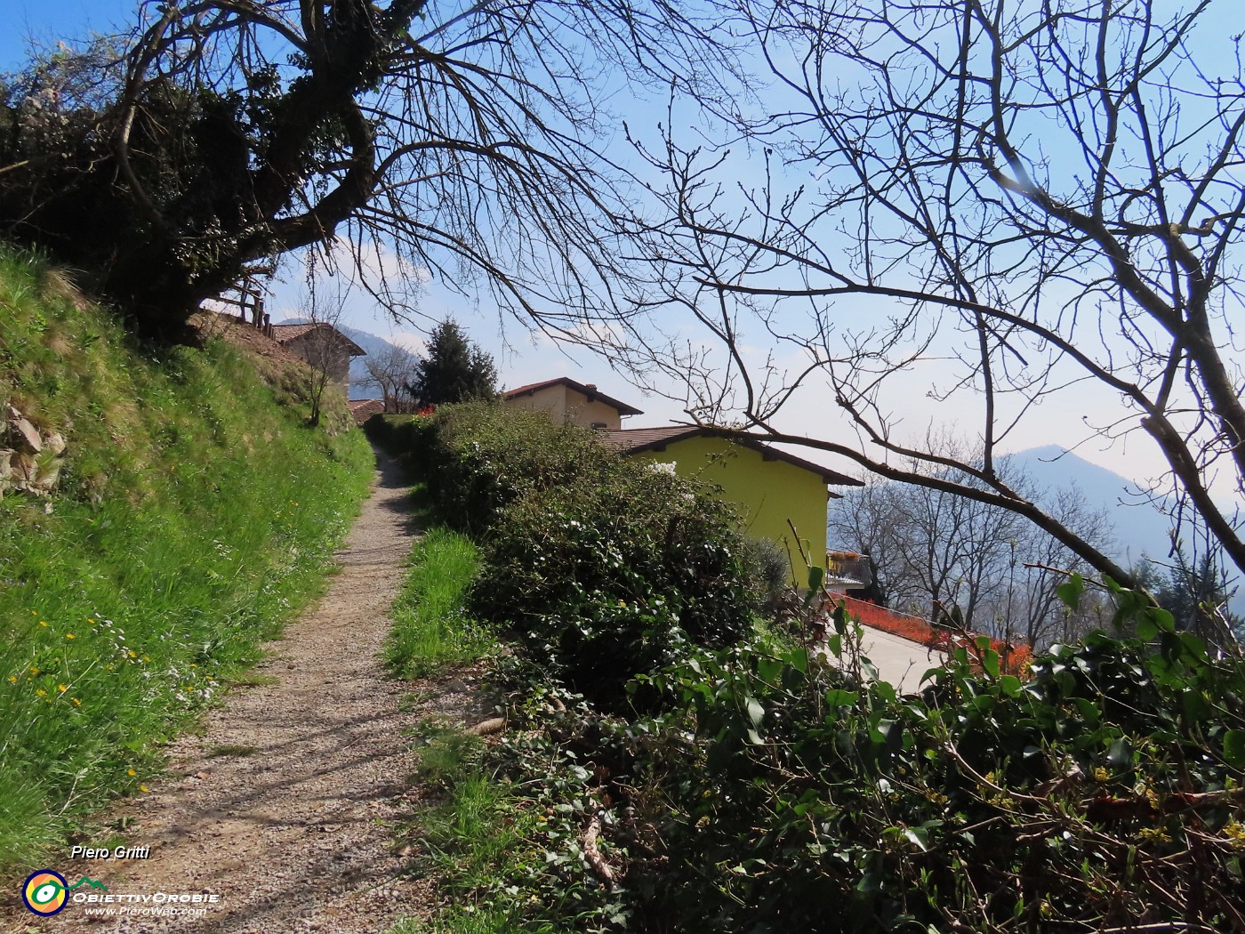 77 Rientro a Sopracorna di Ubiale quando splende il sole di mezzogiorno.JPG